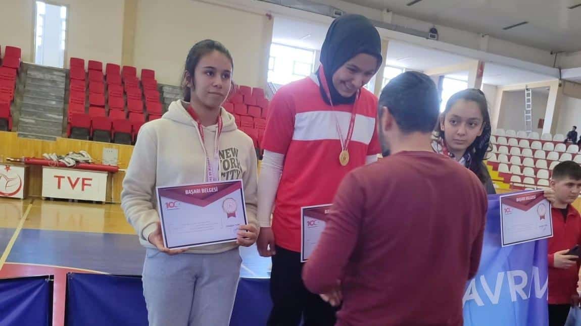 Bilek Güreşi Turnuvalarında Öğrencimiz Sudenaz ÇELİK'ten İki Altın Madalya Birden